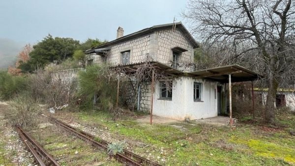 Φθιώτιδα: Χαρακτηρίζεται ιστορικός τόπος ο Σιδηροδρομικός Σταθμός Καρυάς